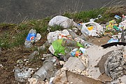 Ukarany za nielegalne wyrzucenie śmieci