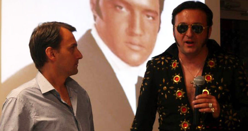 Elvis w wadowickiej bibliotece – niezwykłe spotkanie z niezwykłym fanem