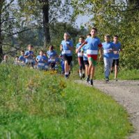 Blisko 80 biegaczy na starcie Jesiennego Biegu Wzdłuż Rzeki Skawy