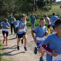 Blisko 80 biegaczy na starcie Jesiennego Biegu Wzdłuż Rzeki Skawy