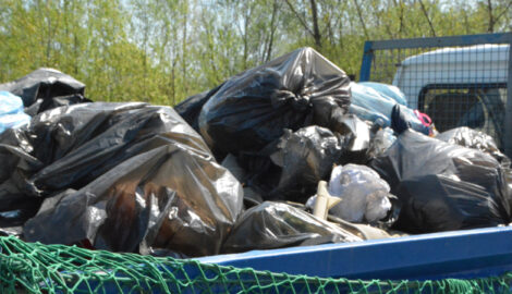 Góra śmieci podczas VII sprzątania Skawy – zebrano 850 kg