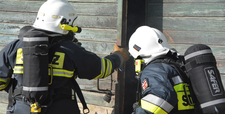 Druhowie strażacy ćwiczyli na obiektach szkolnych w Radoczy