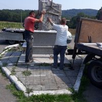 Niespodzianka podczas prac remontowych przy obelisku w Lgocie