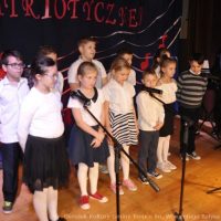 Patriotyczne śpiewanie w Ośrodku Kultury Gminy Tomice